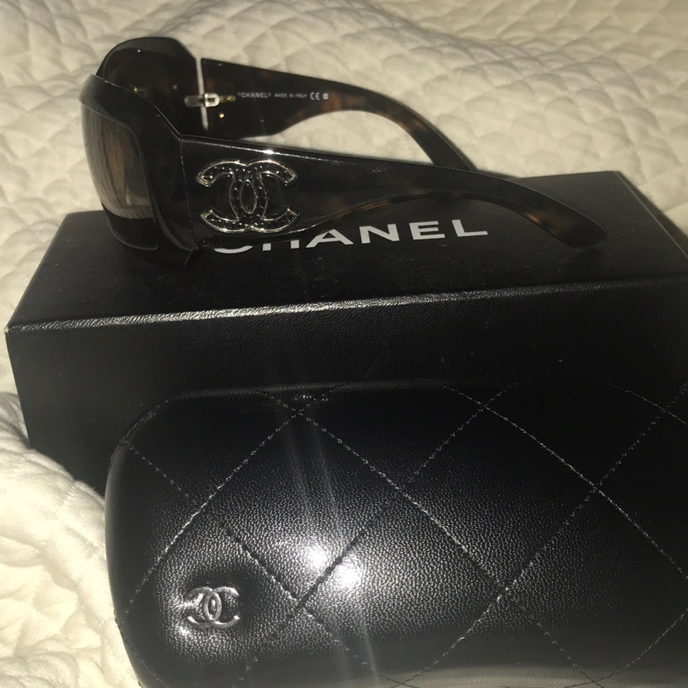 Chanel Sunglasses Tortoise Shell - Picture 4 of 6